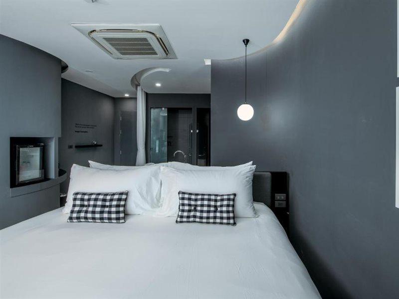 Foto Hotel Phuket Beachfront Luaran gambar A room at the hotel