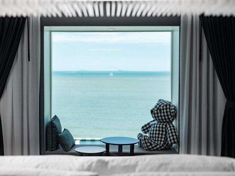 Foto Hotel Phuket Beachfront Luaran gambar A room at the hotel