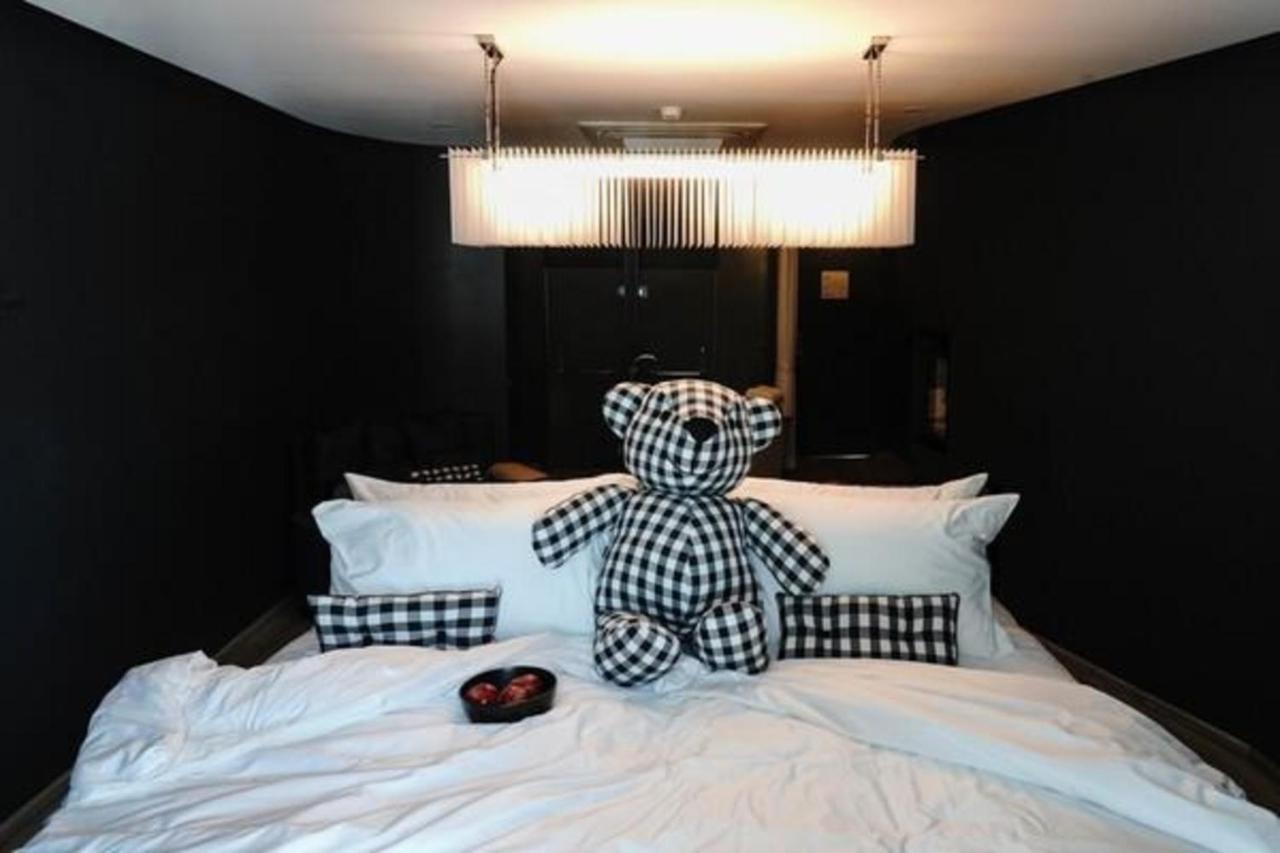 Foto Hotel Phuket Beachfront Luaran gambar The Bear Suite