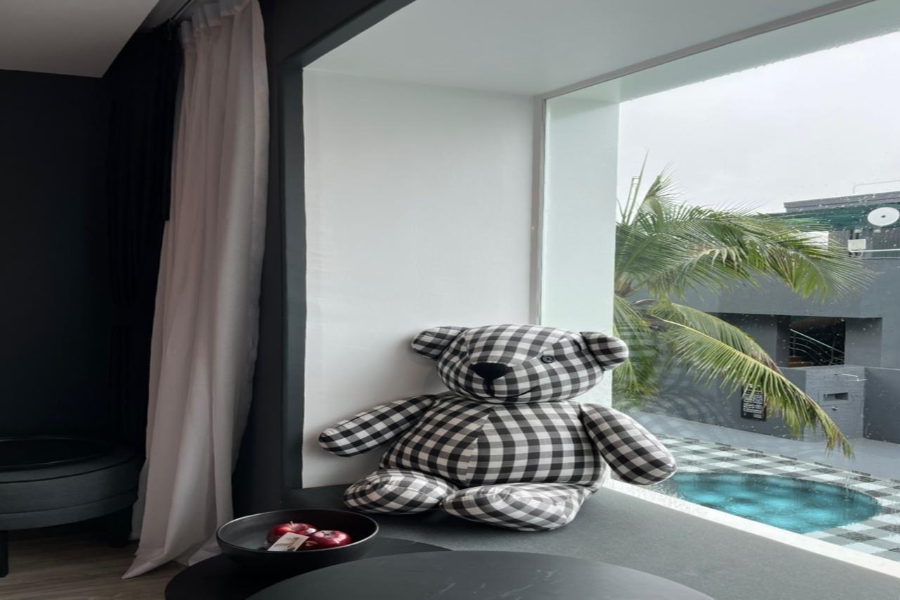Foto Hotel Phuket Beachfront Luaran gambar A window seat