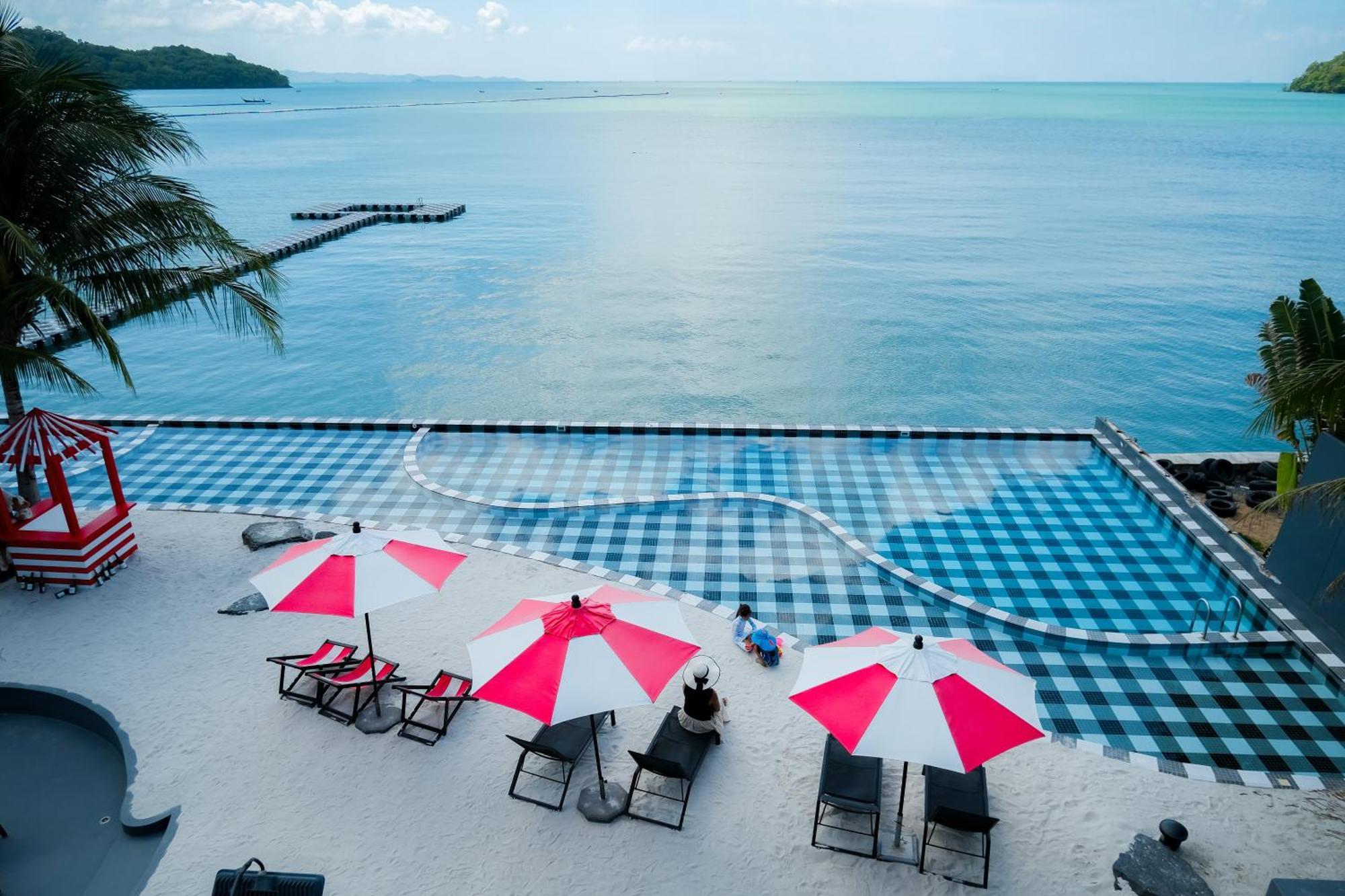 Foto Hotel Phuket Beachfront Luaran gambar View of the Andaman Sea from the hotel