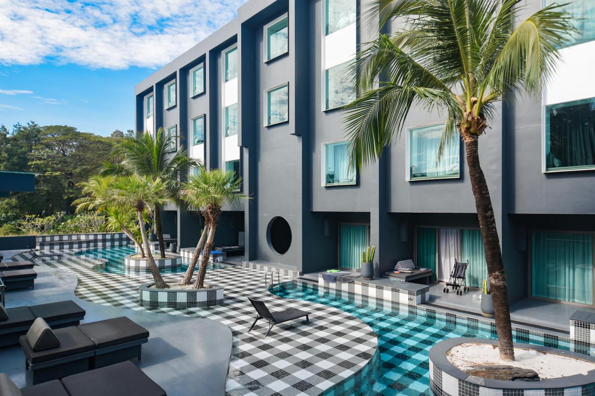 Foto Hotel Phuket Beachfront Luaran gambar The hotel's pool