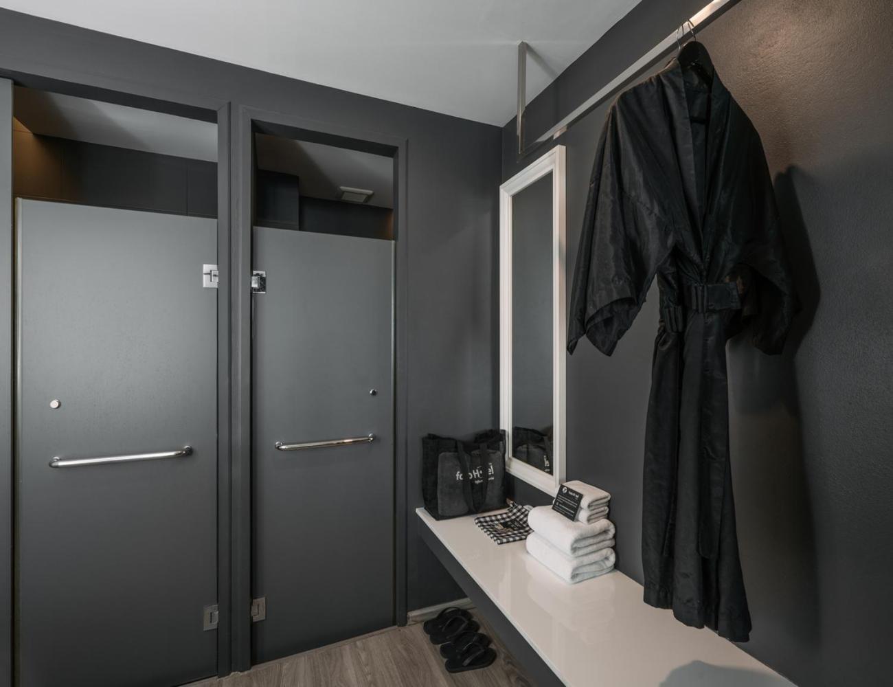 Foto Hotel Phuket Beachfront Luaran gambar A modern dressing room